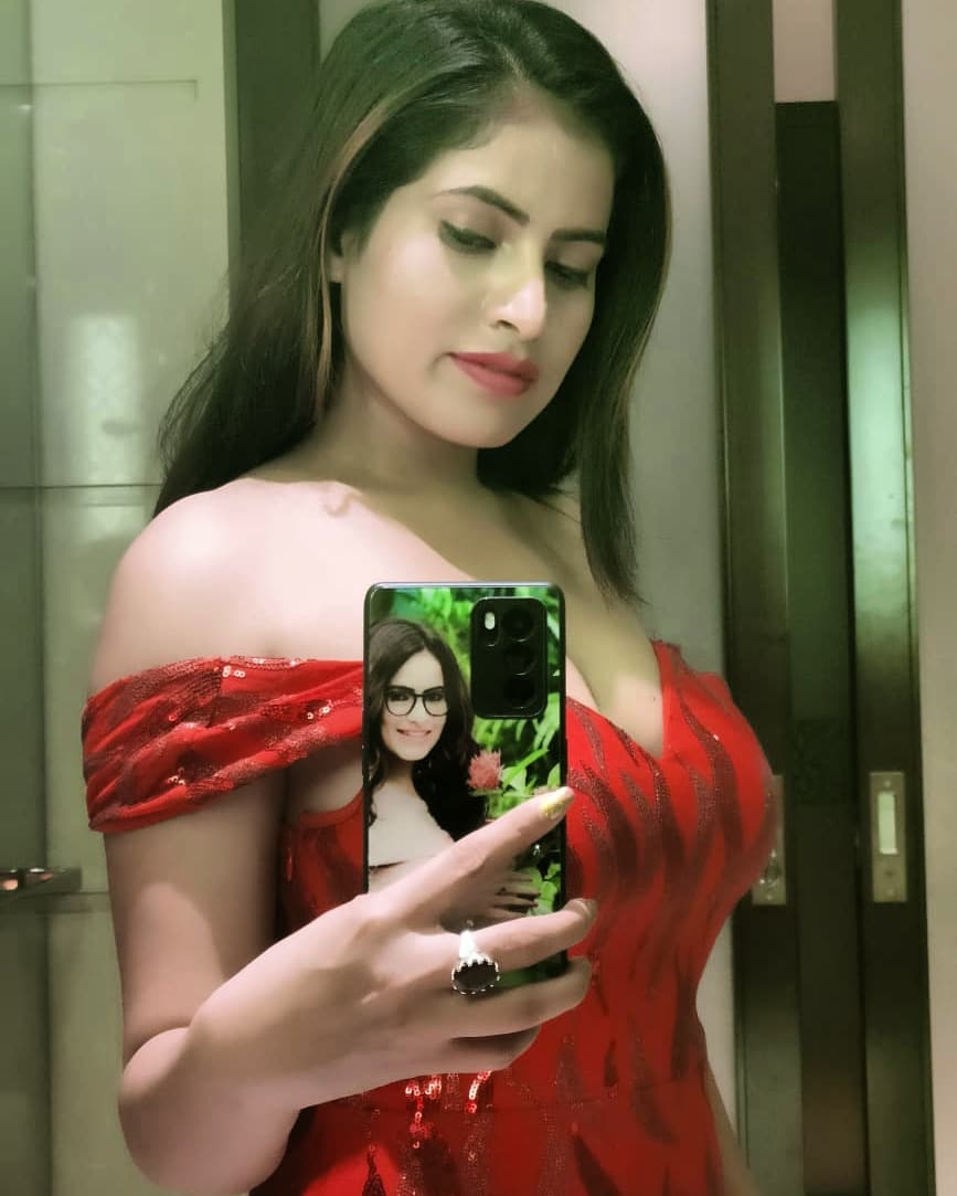 Actress Ayushi Tiwari's High-res Viral Photos