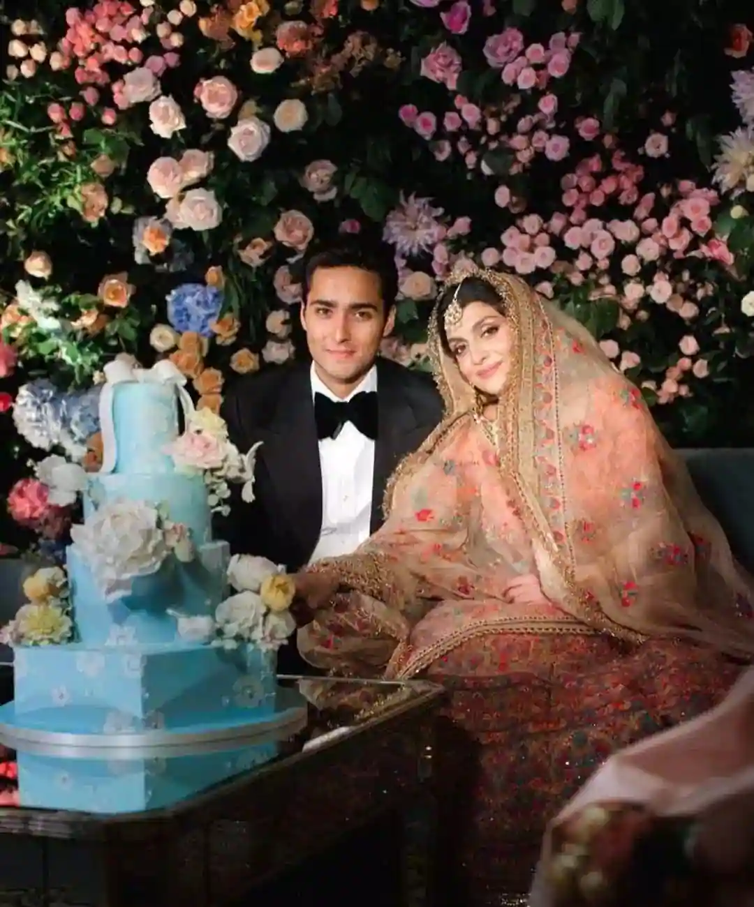 Beautiful Family Pictures of Ayesha Saif With Her Husband And In-Laws 