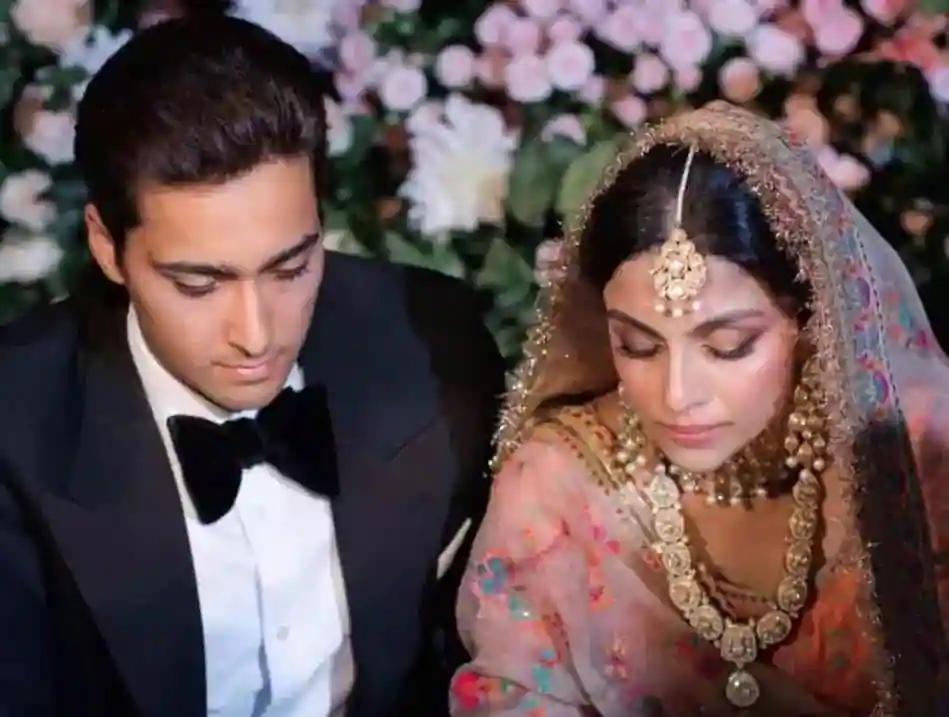 Beautiful Family Pictures of Ayesha Saif With Her Husband And In-Laws 